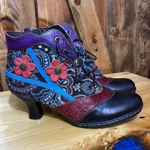 SOCOFY FLORAL VINTAGE HEELED BOOTIE BOOT